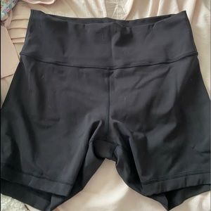 Lululemon 6 inch Wunder Train shorts